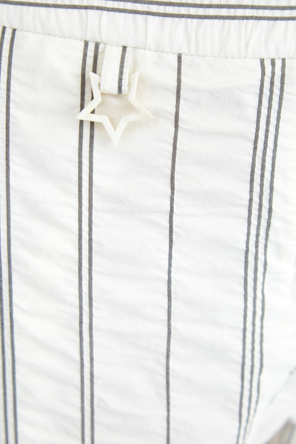 Брюки укороченного кроя с жатой текстурой и тканым принтом в полоску LORENA ANTONIAZZI, цвет белый, размер 40;44 - фото 4