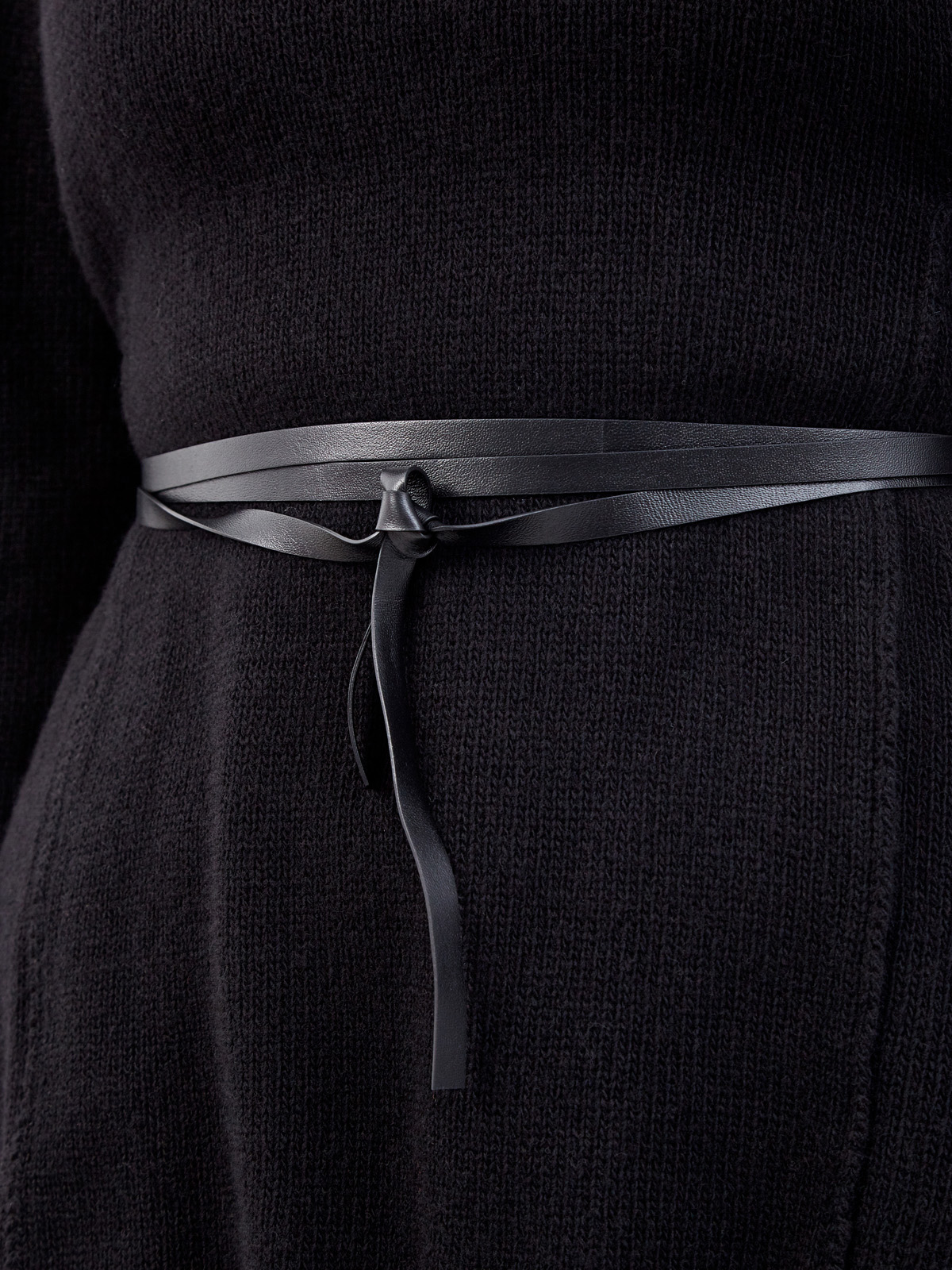 Пуловер из шерсти и кашемира с тонким поясом VALENTINO, цвет черный, размер 40;42;44 - фото 5