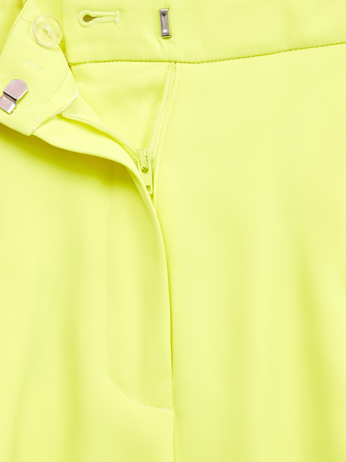 Яркие шорты на высокой посадке с заложенными складками