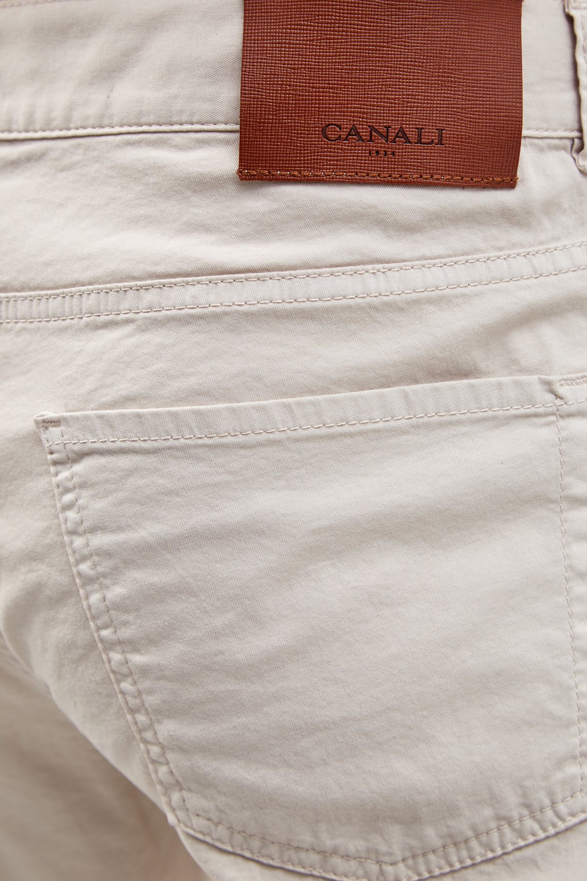 Базовые брюки-чинос из бархатистого хлопка CANALI, цвет бежевый, размер 48 - фото 4