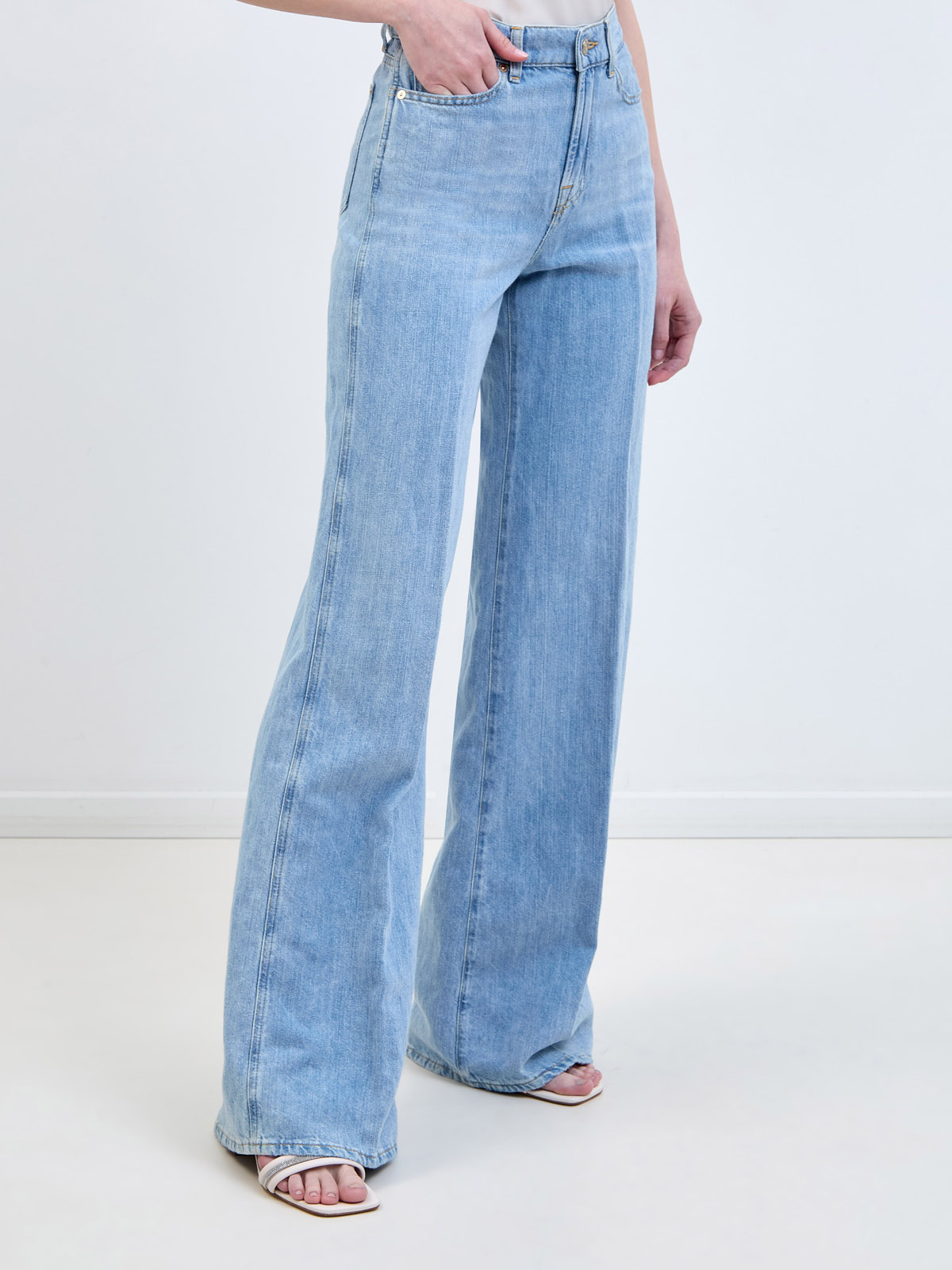 Расклешенные джинсы Lotta в стиле 70-х из выбеленного денима 7 FOR ALL MANKIND, цвет голубой, размер XS;S;S - фото 3