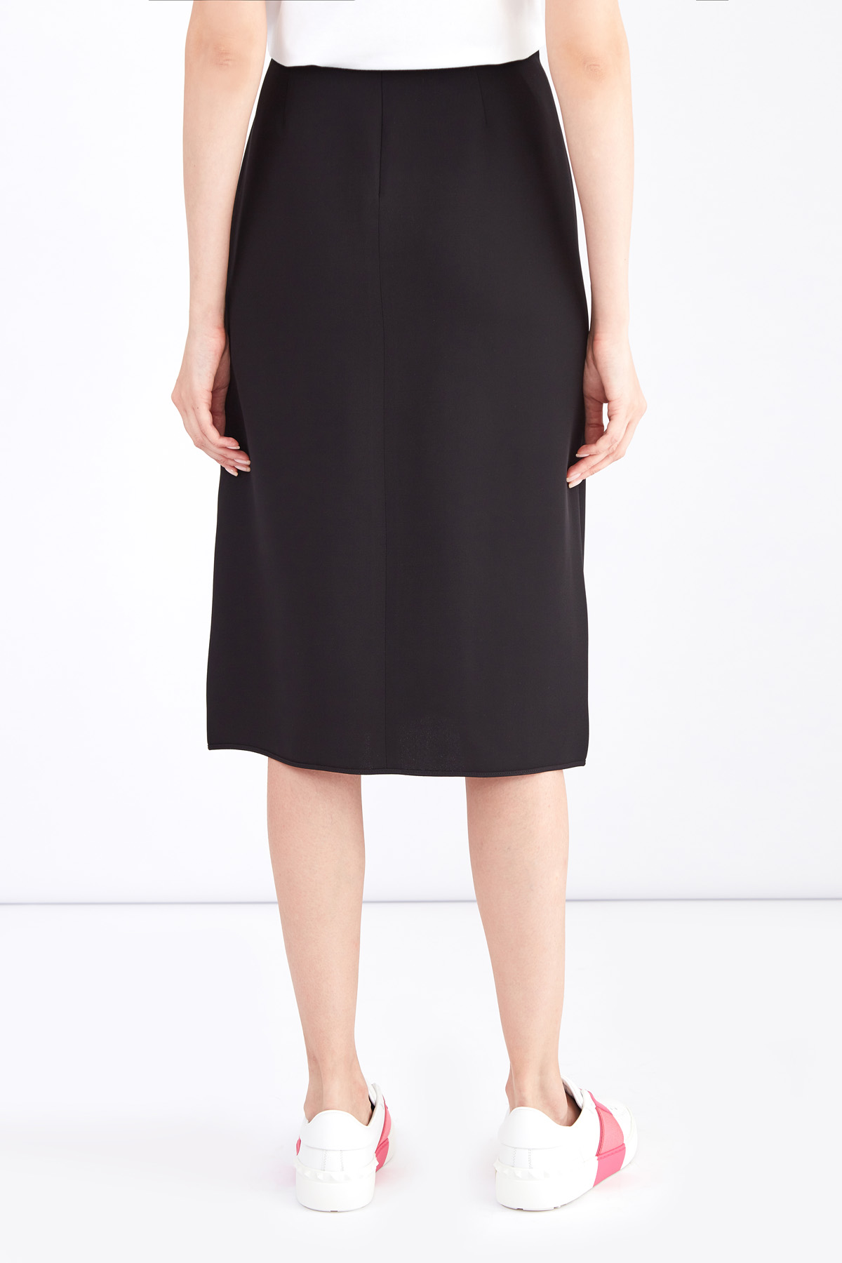 Минималистичная юбка на запах из черного шелка VALENTINO, цвет черный, размер 40 - фото 4