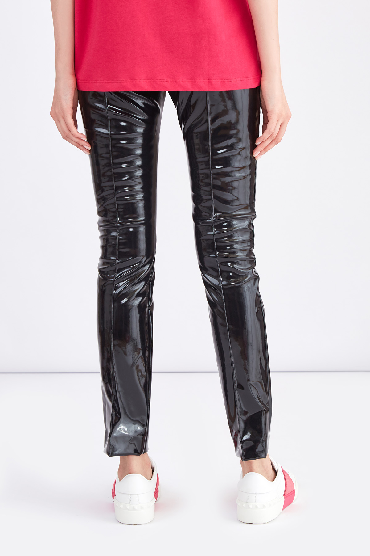 Черные брюки с глянцевым эффектом по поверхности и стрелками VALENTINO, цвет черный, размер 42 - фото 4