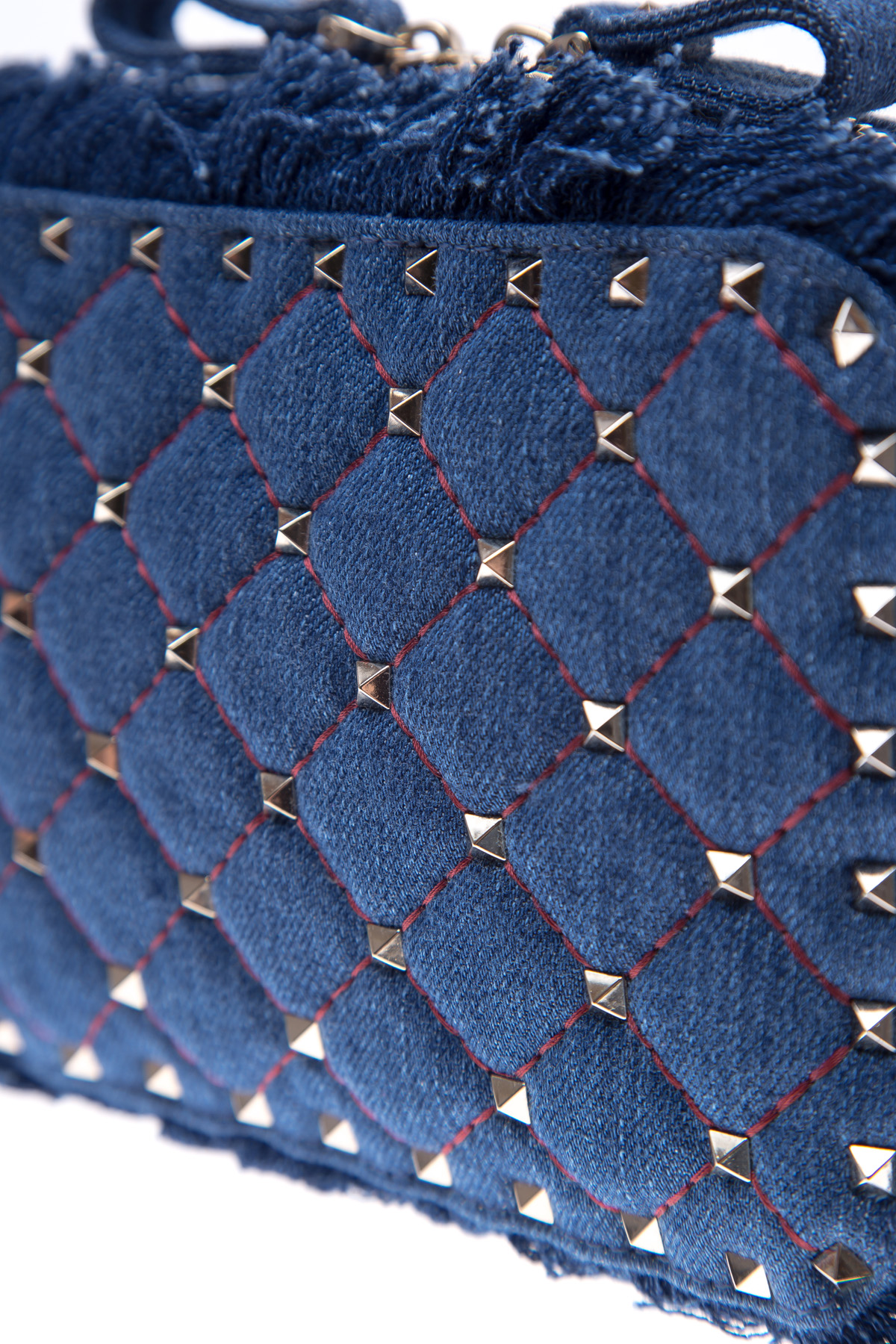Сумка из денима со стеганым узором, заклепками и бахромой VALENTINO, цвет синий, размер 40 - фото 6
