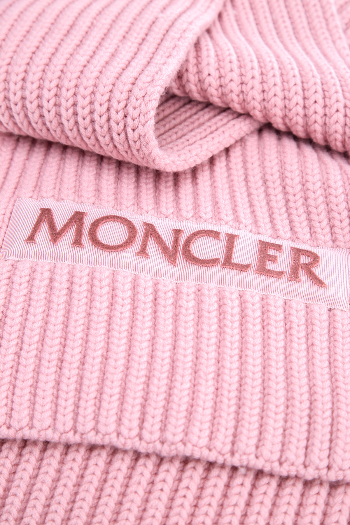 Шарф из шерсти в технике английской резинки с символикой бренда MONCLER, цвет розовый, размер 42;42.5;43.5 - фото 3