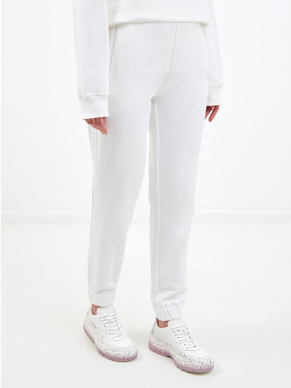 Однотонные брюки-джоггеры из мягкого хлопкового футера MONCLER, цвет белый, размер XS;M;L;S - фото 3