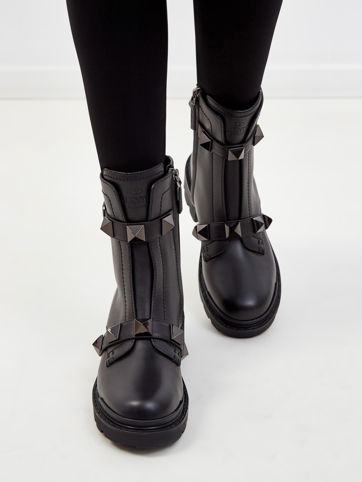 Кожаные ботинки Roman Stud с массивными заклепками VALENTINO GARAVANI, цвет черный, размер 36.5;38;38.5;39;39.5;40;41;37.5 - фото 2