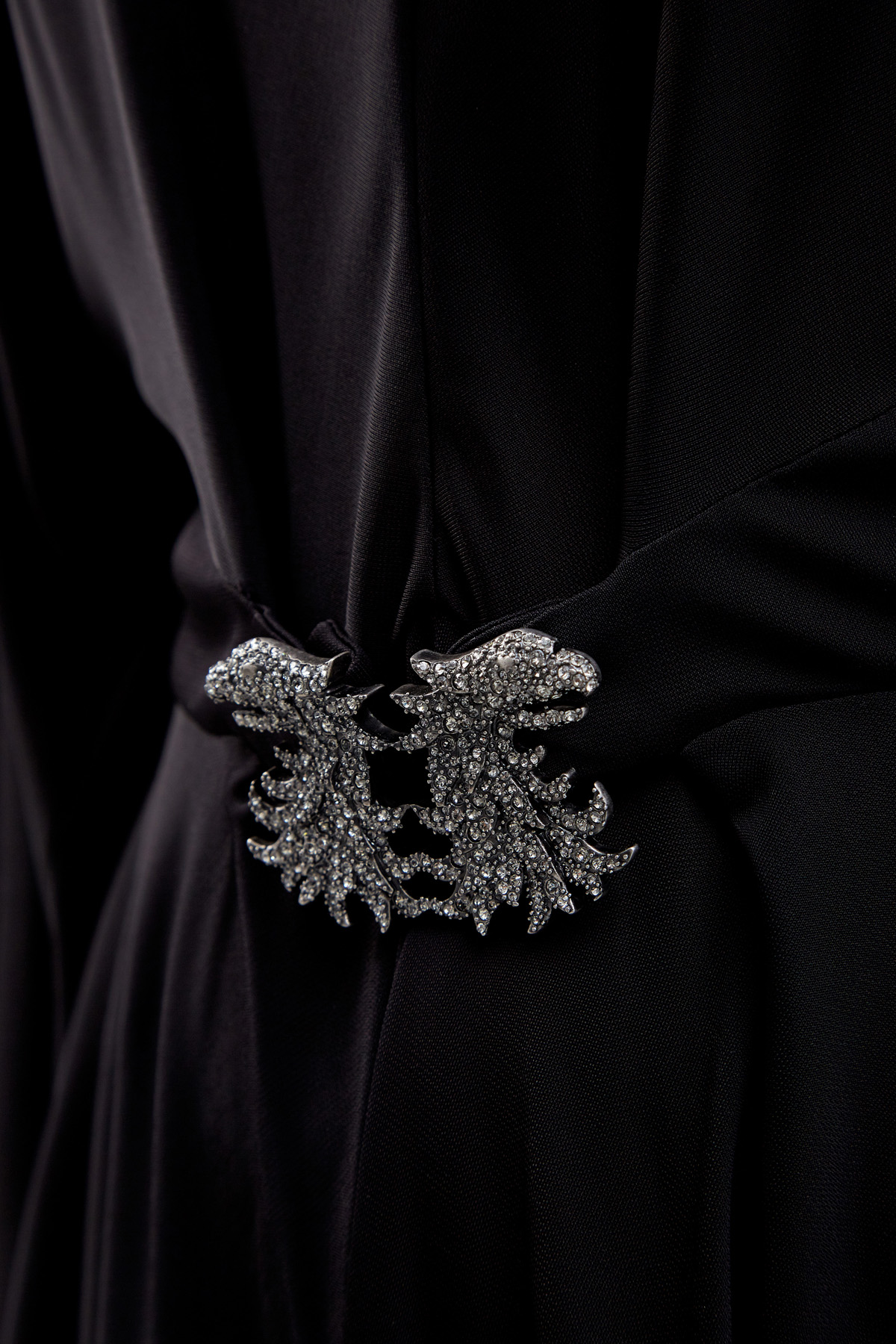 Струящееся платье с подвеской Maison Gryphons VALENTINO, цвет черный, размер 42;40 - фото 6