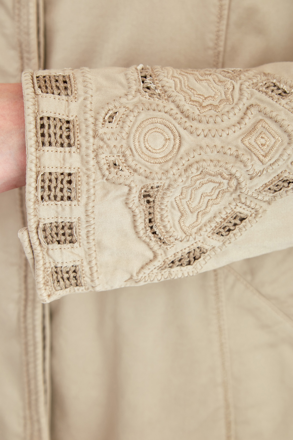 Куртка из габардина с перфорацией и кружевной отделкой ручной работы ERMANNO SCERVINO, цвет бежевый, размер 42 - фото 6