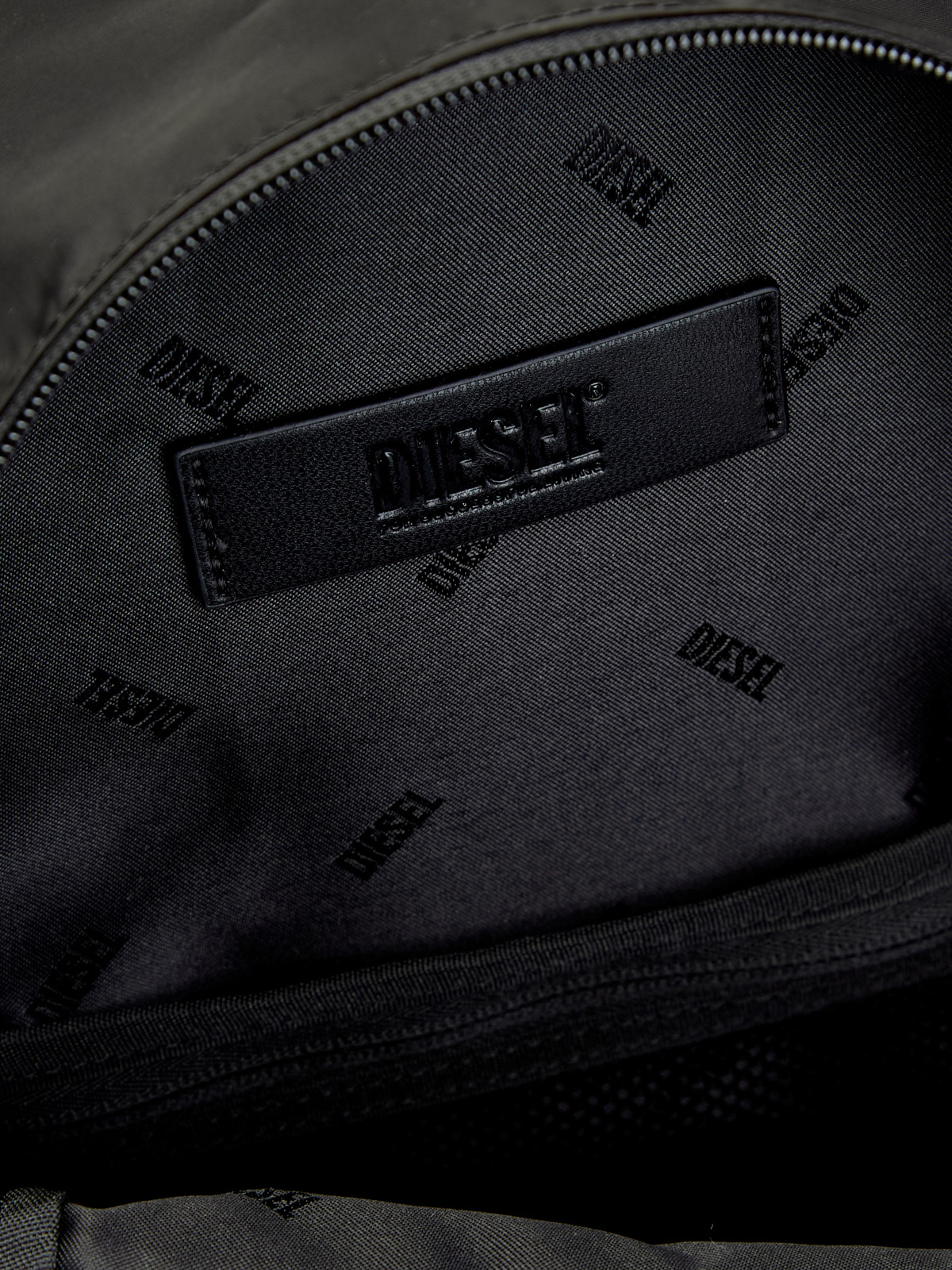 Рюкзак Drape Sling Bag из нейлона с глянцевым логотипом Oval D DIESEL, цвет черный, размер M;L;XL - фото 6