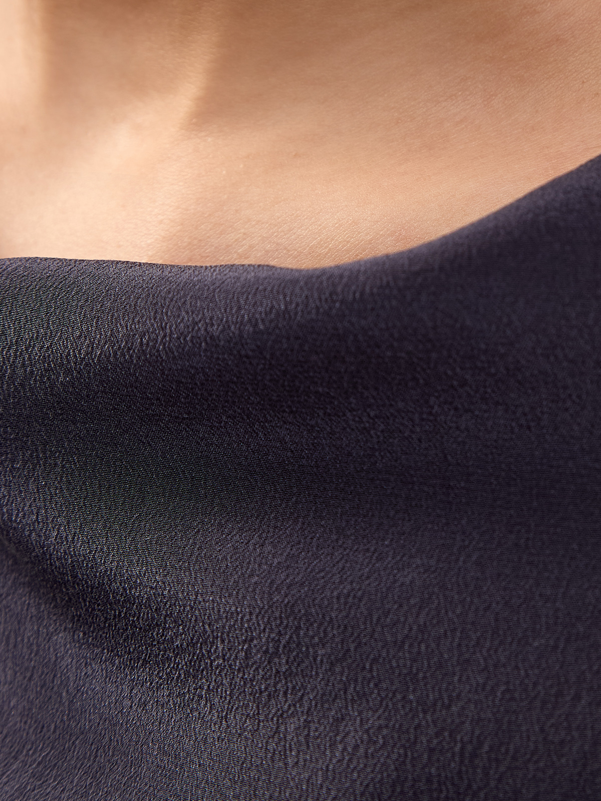Асимметричная блуза из струящегося шелка с вырезом на спинке GENTRYPORTOFINO, цвет синий, размер 40;42;44 - фото 5