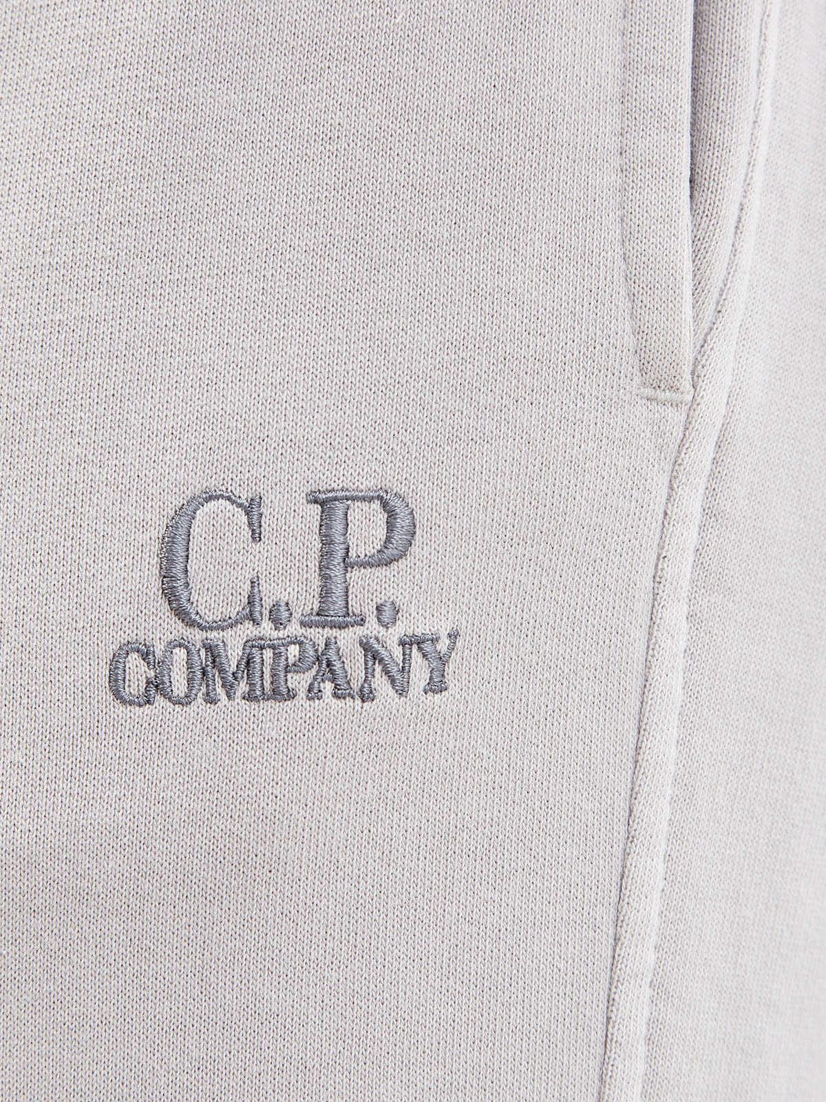 Джоггеры из хлопкового футера с объемной вышивкой C.P.COMPANY, цвет серый, размер S;L - фото 5