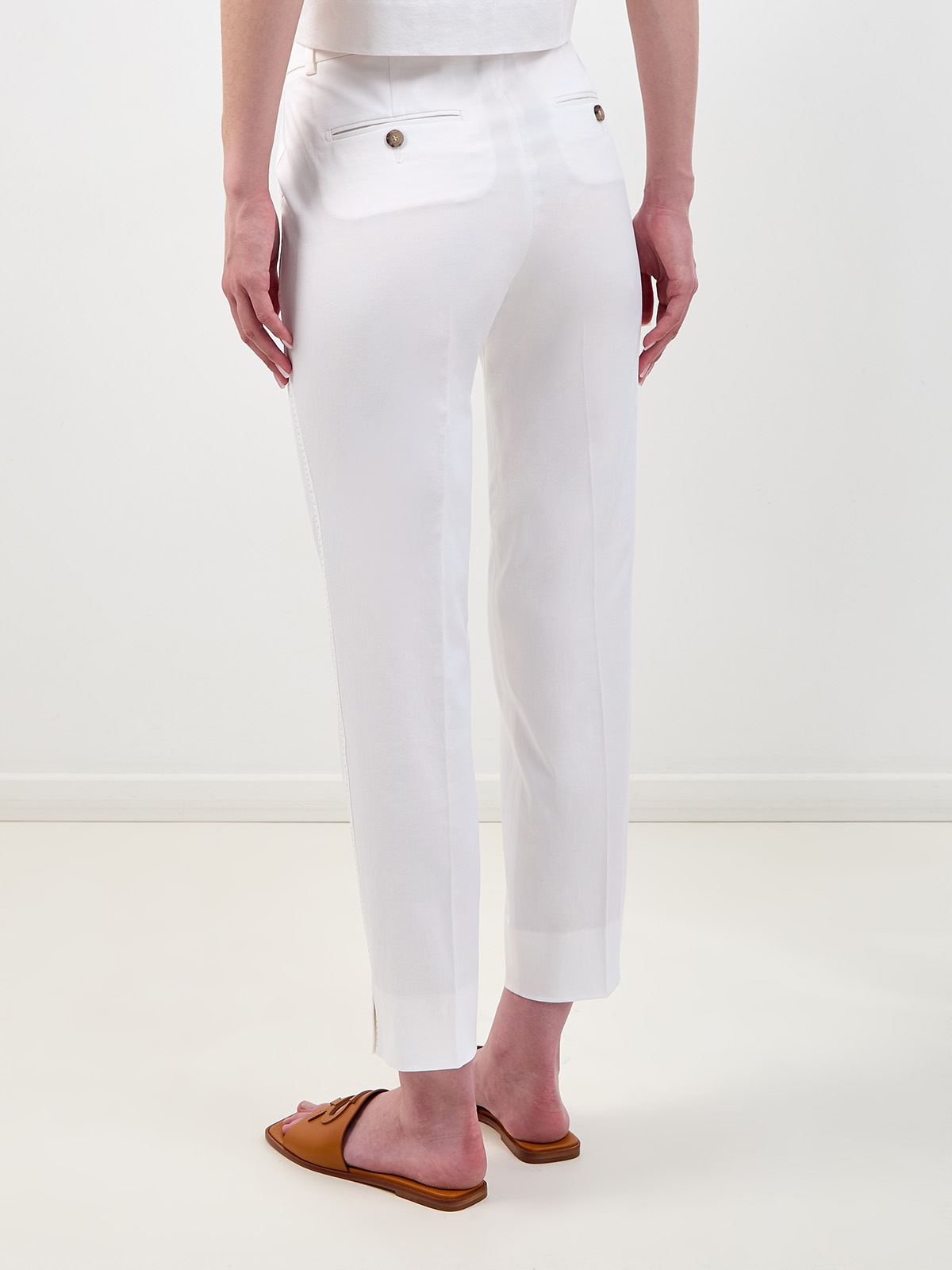 Хлопковые брюки укороченного кроя с кожаной шлевкой PESERICO, цвет белый, размер 40;42;44;46 - фото 4