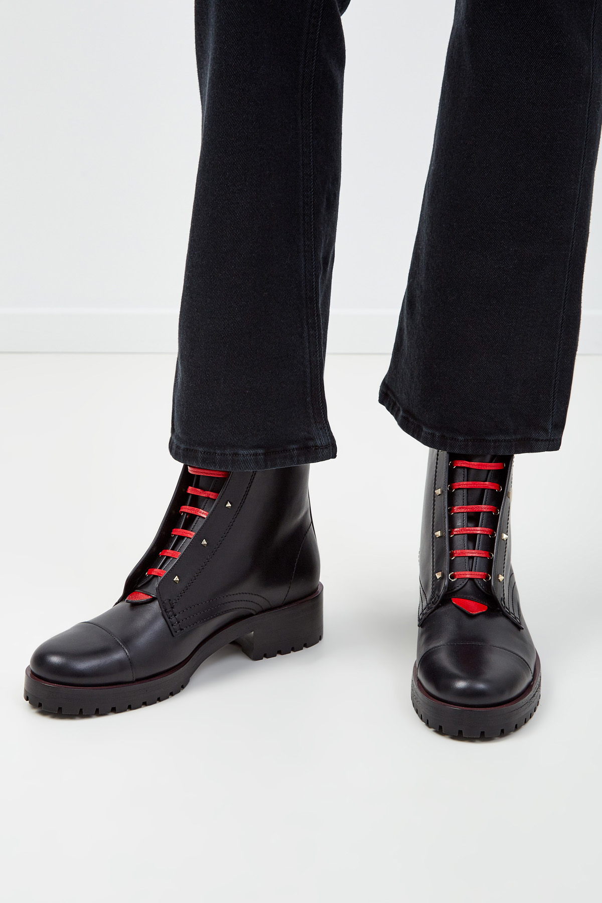 Кожаные ботинки с контрастной шнуровкой и заклепками VALENTINO GARAVANI, цвет черный, размер 38;40 - фото 2
