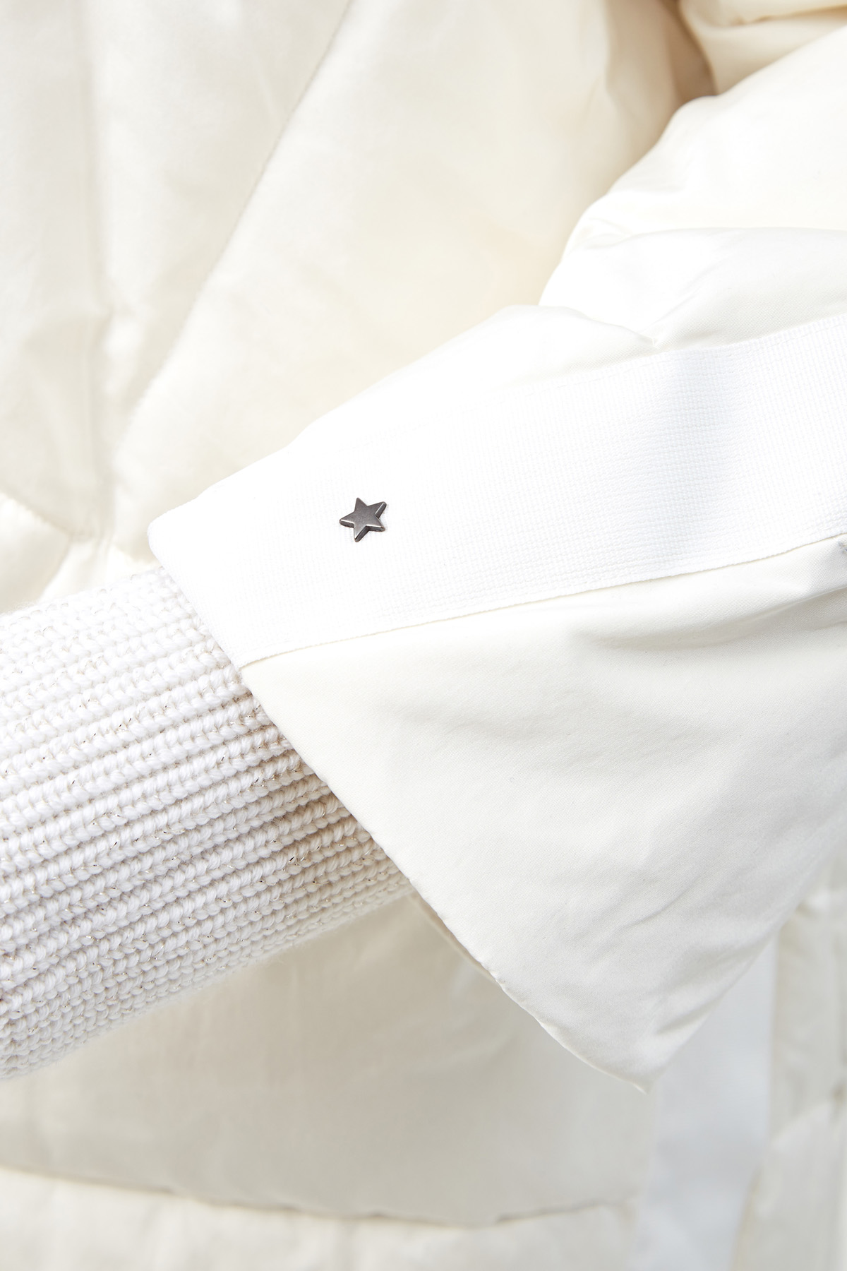Стеганая удлиненная куртка с вязаной отделкой LORENA ANTONIAZZI, цвет белый, размер 42;40 - фото 5