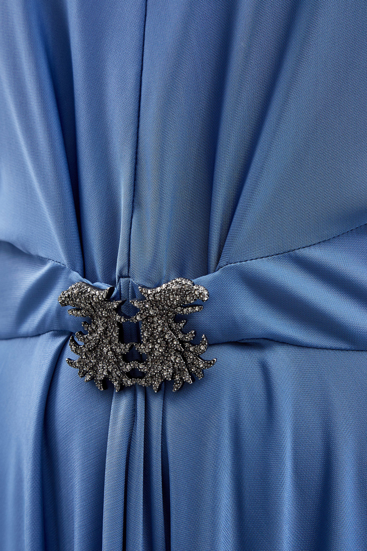 Струящееся платье с кейпом на спинке и подвеской с кристаллами VALENTINO, цвет синий, размер 44;46;42 - фото 5