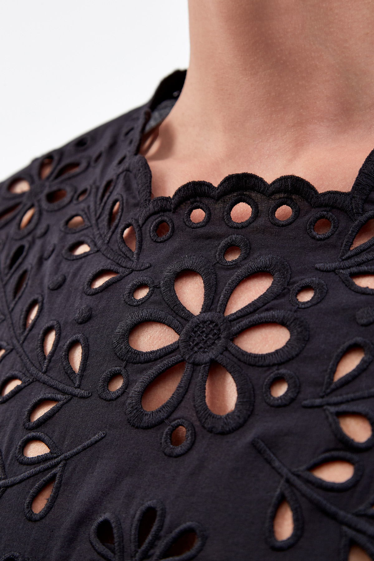 Платье-макси из плотного нейлона с кружевной английской вышивкой REDVALENTINO, цвет черный, размер L;M - фото 5