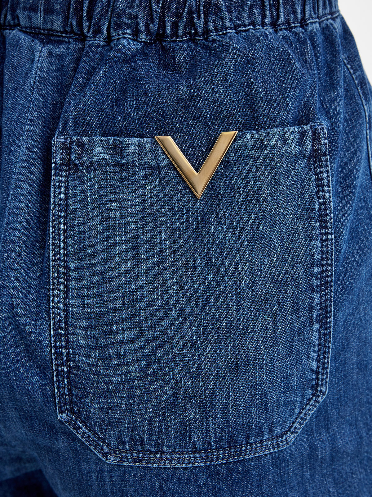 Джинсы из денима шамбре с литой символикой VGOLD VALENTINO, цвет синий, размер 38;42;46;40 - фото 6