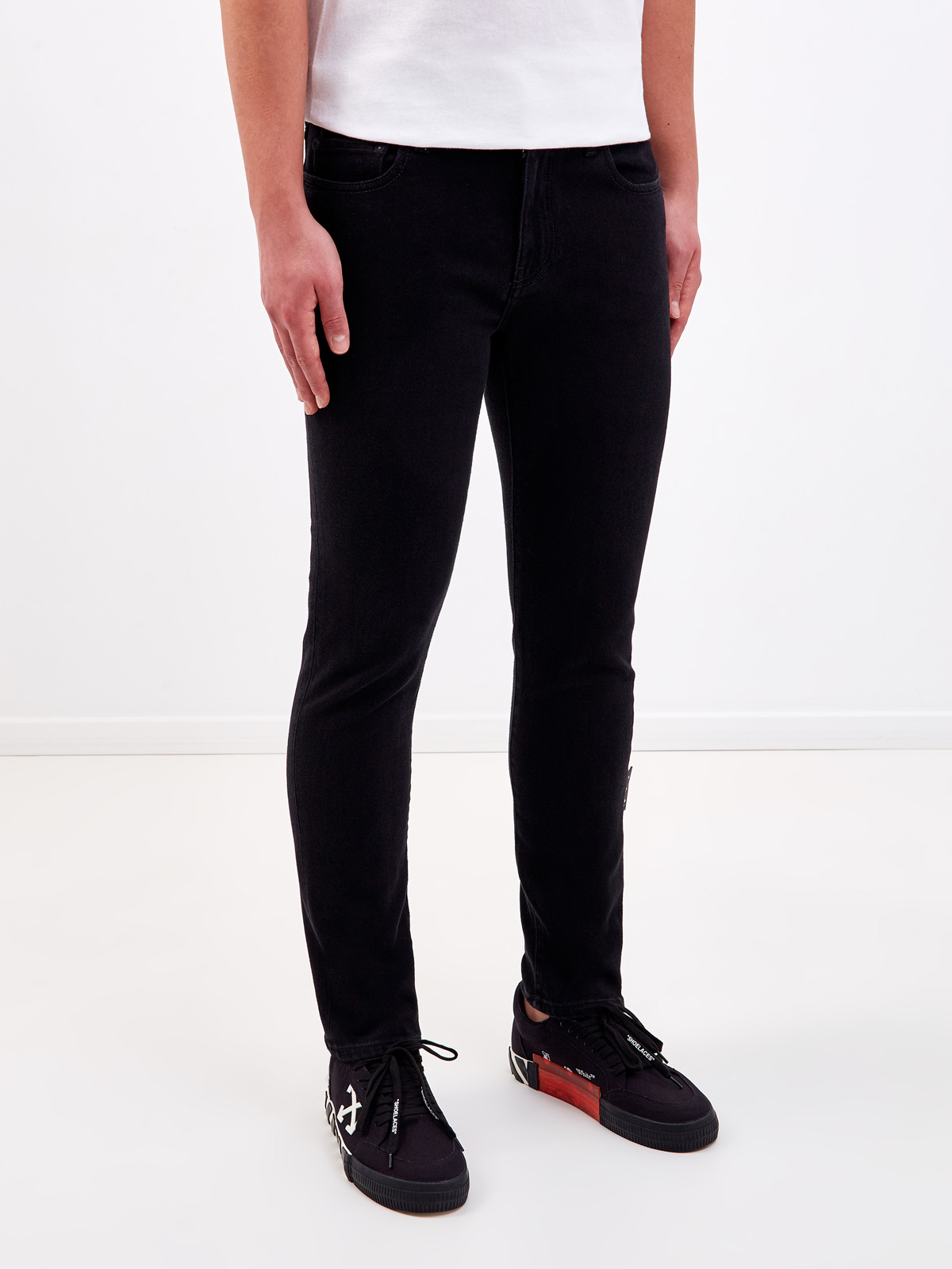 Черные джинсы-slim с контрастным диагональным принтом OFF-WHITE, цвет черный, размер 50;52;54 - фото 3