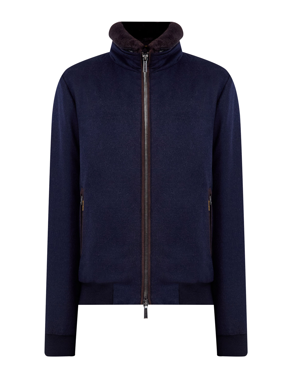 Пуховый бомбер с отделкой из овчины и замшевым кантом 378900₽