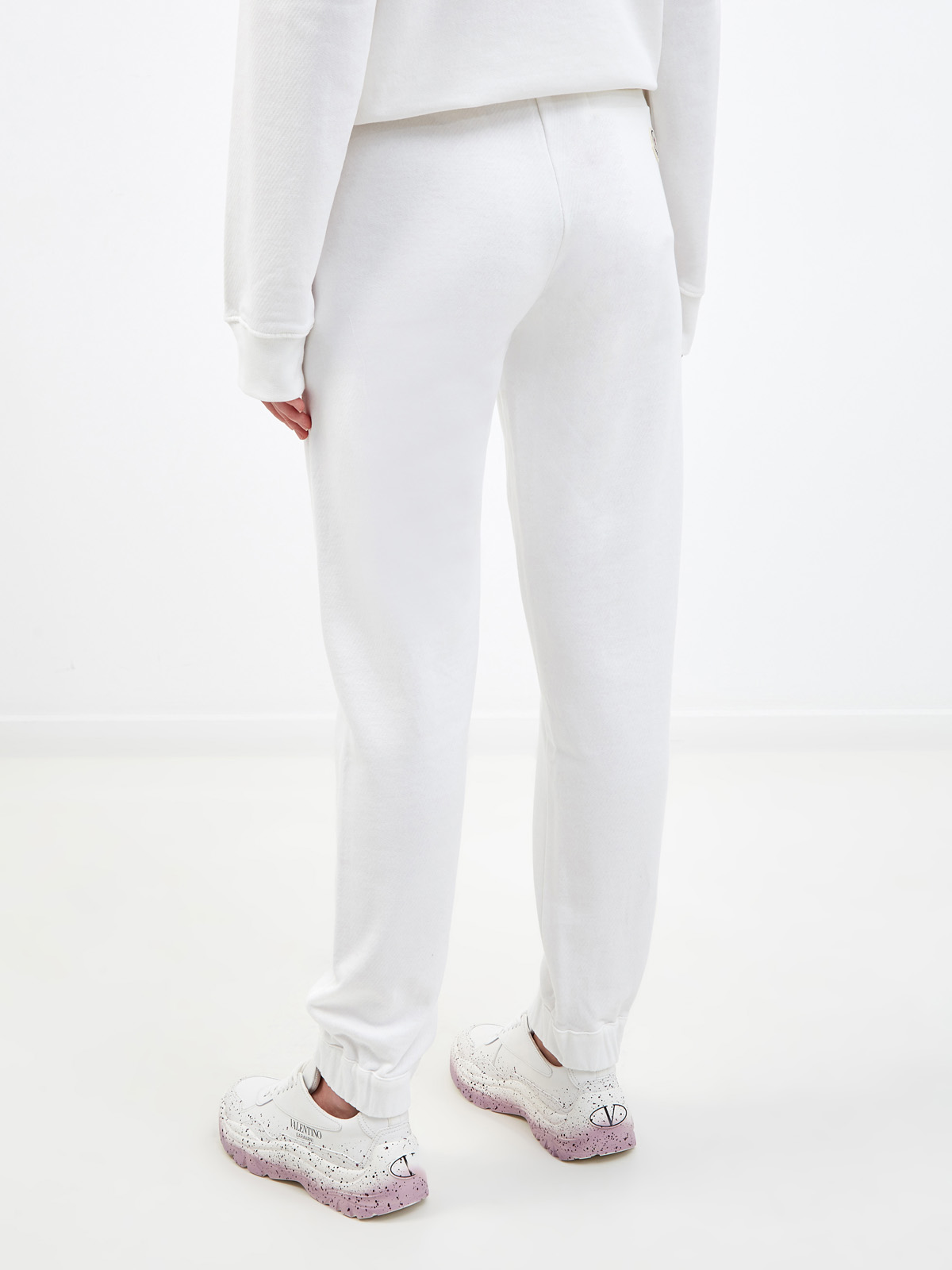 Однотонные брюки-джоггеры из мягкого хлопкового футера MONCLER, цвет белый, размер XS;M;L;S - фото 4