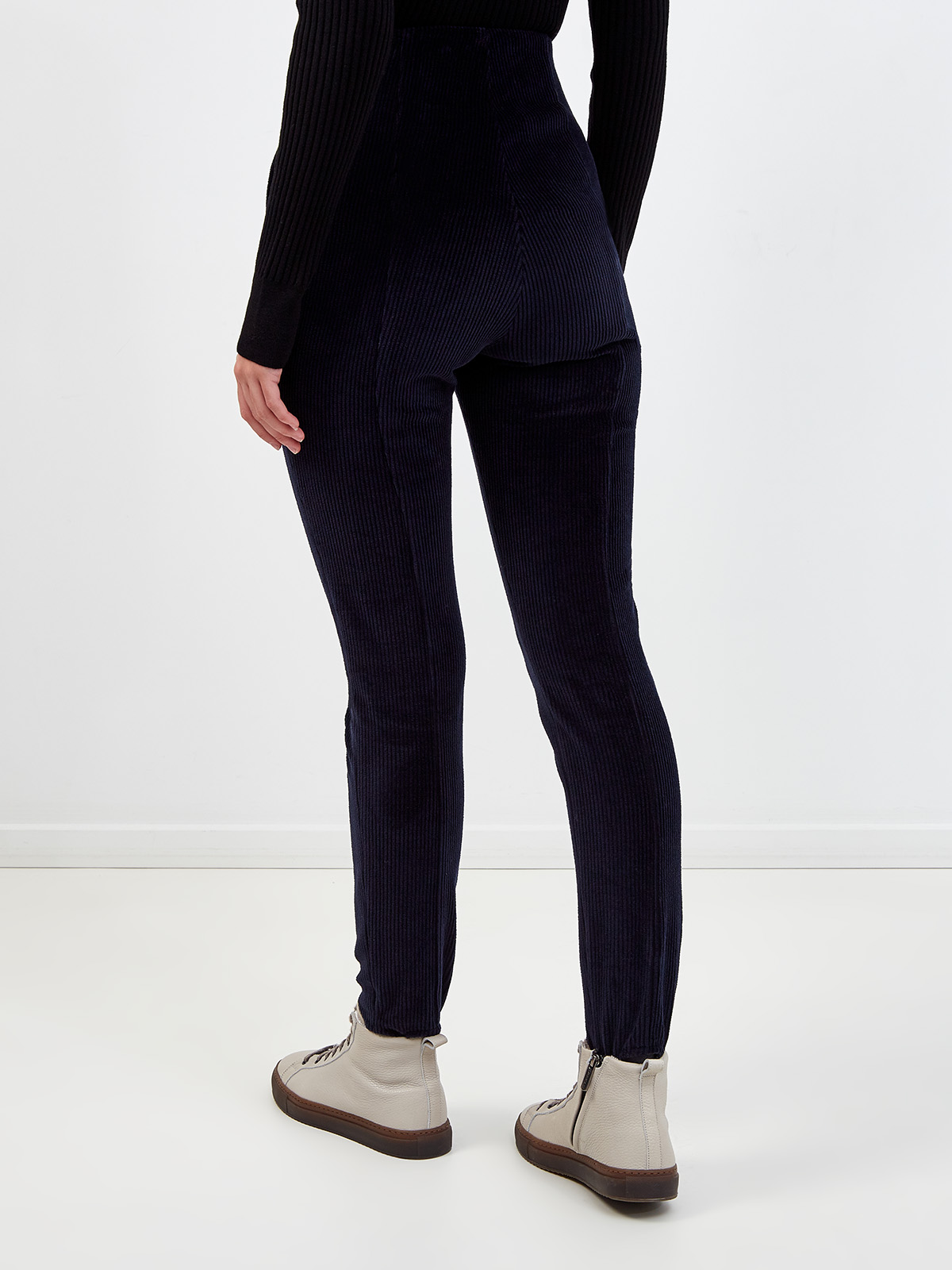 Облегающие брюки из теплого вельвета с эластичными гетрами MONCLER, цвет синий, размер XS;S;M;L - фото 4
