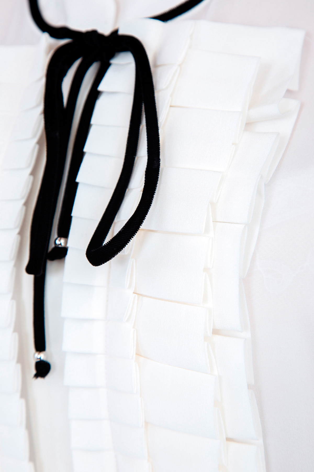 Шелковая блуза oversize-кроя с манишкой и бархатной отделкой ворота ERMANNO SCERVINO, цвет белый, размер 46 - фото 5