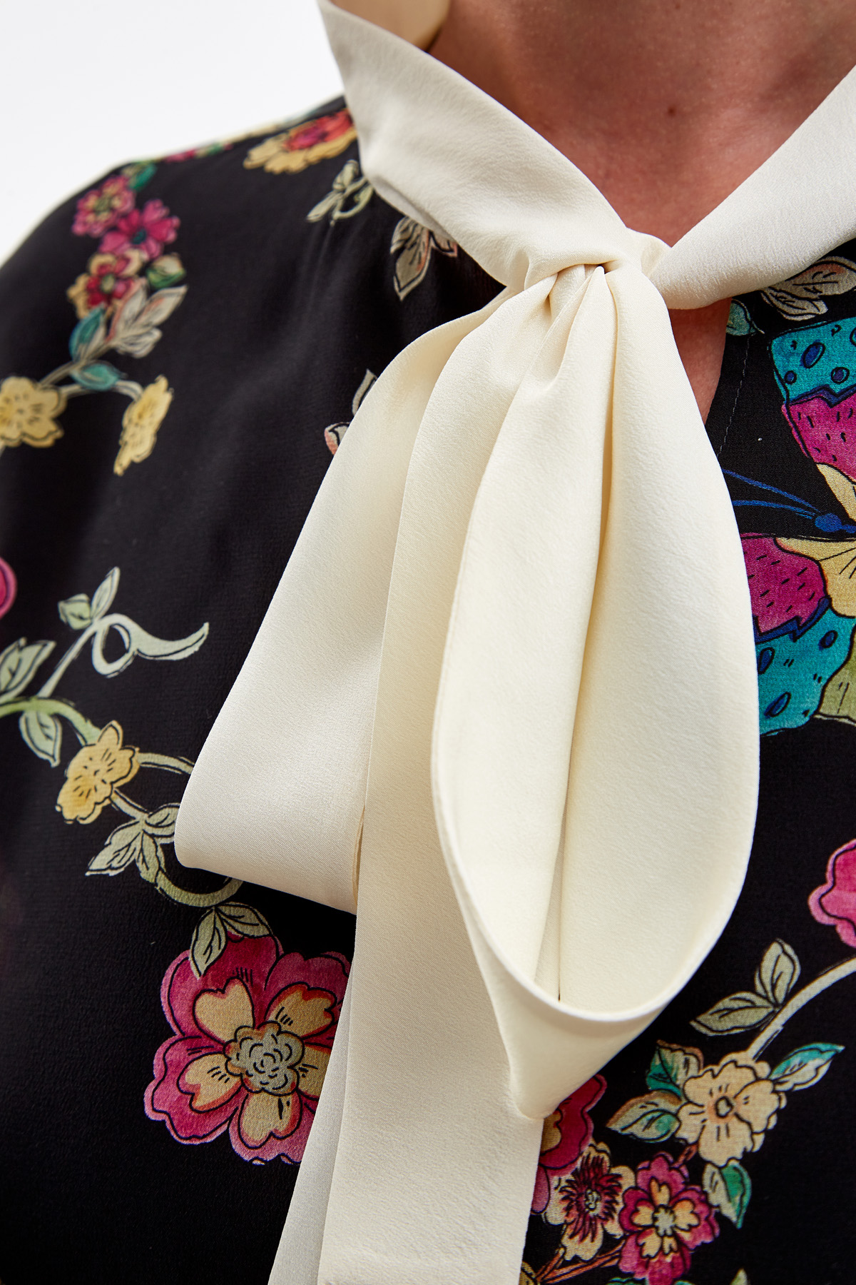 Шелковая блуза из крепдешина с принтом Flower and Butterflies REDVALENTINO, цвет черный, размер M;XL;2XL - фото 5