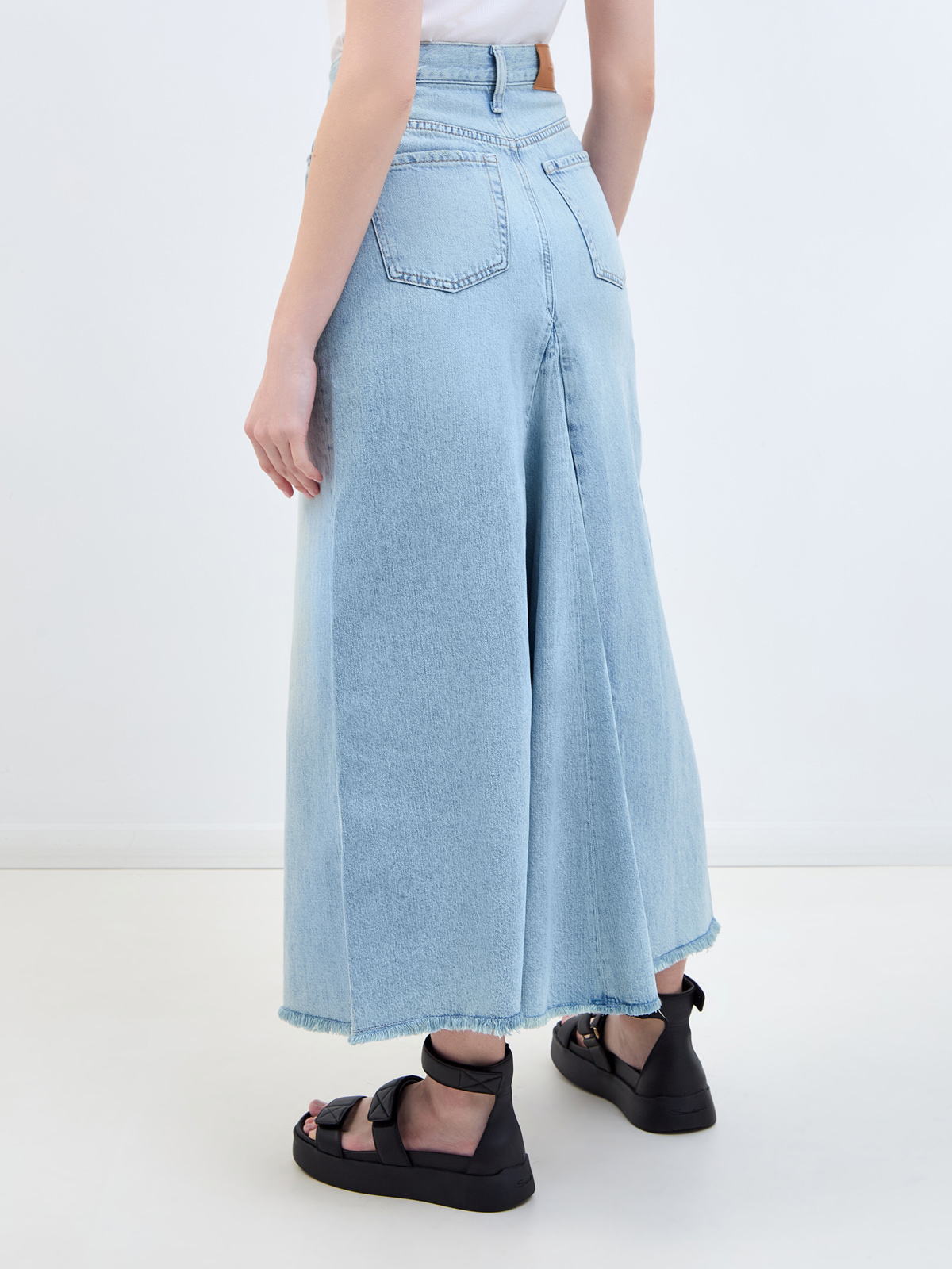 Расклешенная юбка-макси в стиле вестерн из выбеленного денима 7 FOR ALL MANKIND, цвет голубой - фото 4