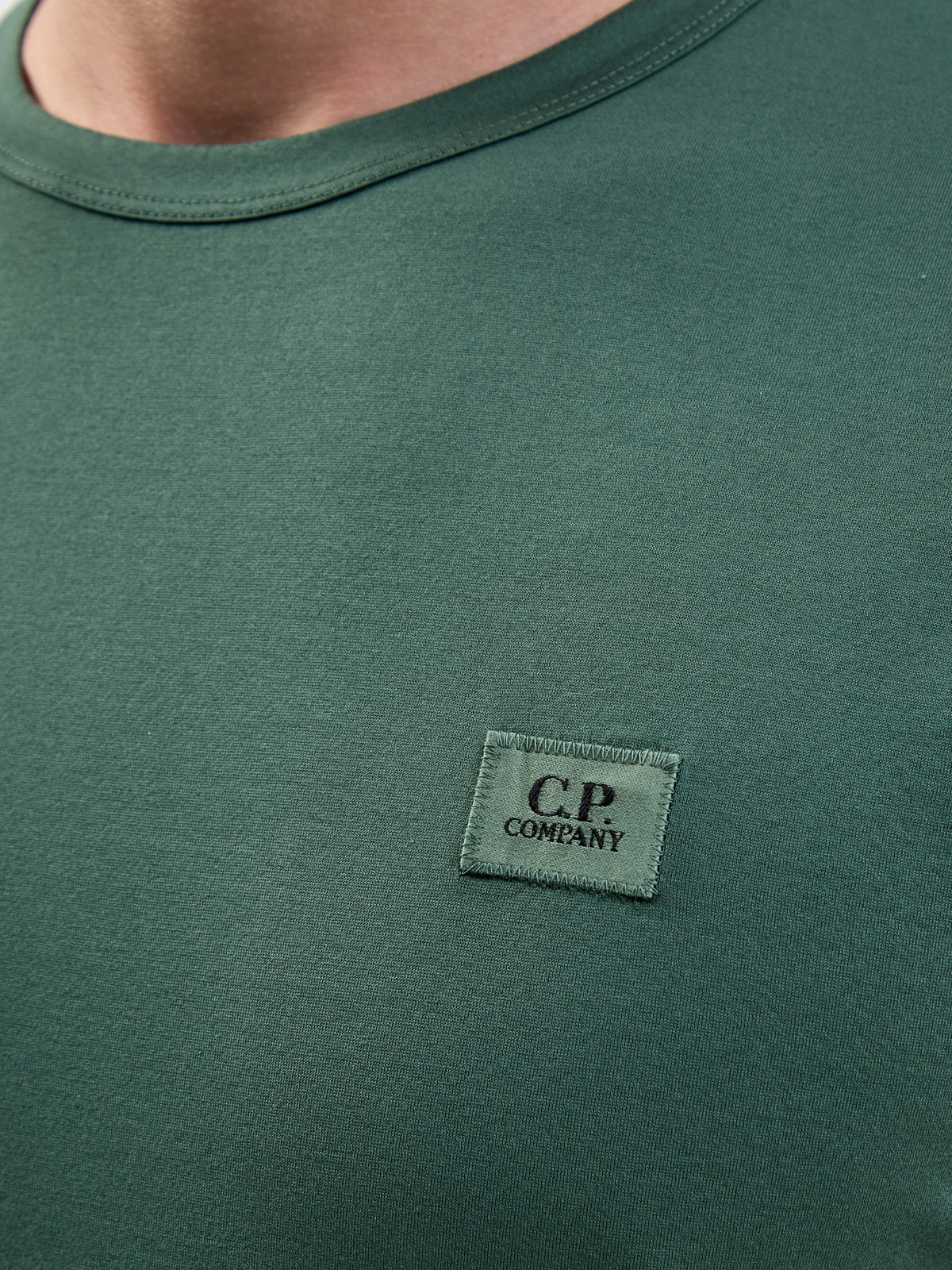 Однотонная футболка из гладкого хлопка джерси с нашивкой C.P.COMPANY, цвет зеленый, размер 48;52;54 - фото 5
