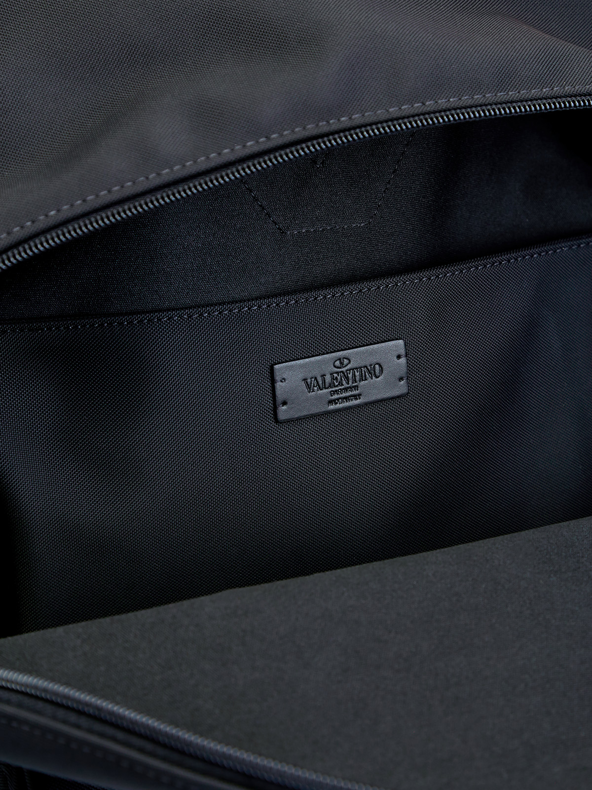 Рюкзак VLTN с плечевым ремнем из телячьей кожи наппа VALENTINO, цвет черный, размер 42 - фото 7