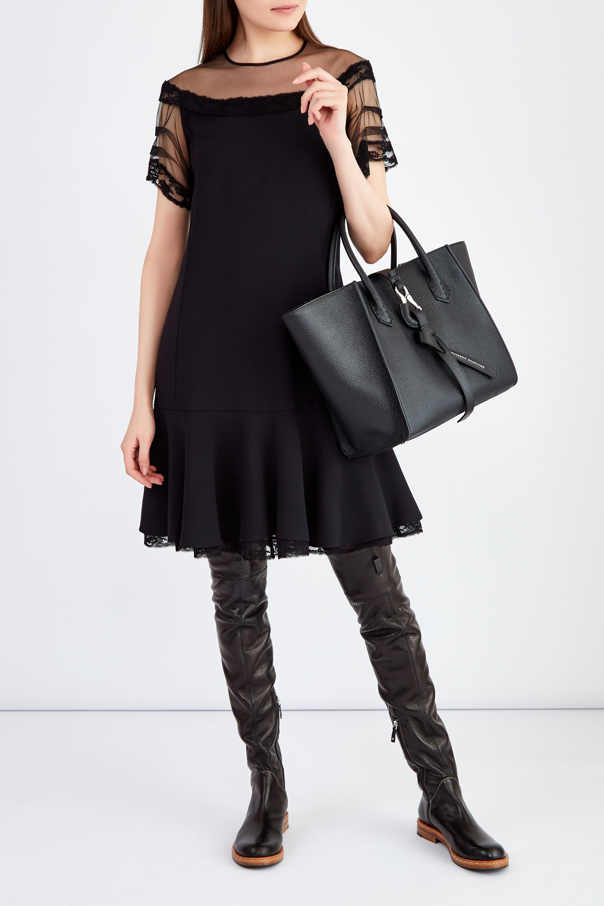 Ботфорты из перфорированной кожи с заклепками в байкерском стиле