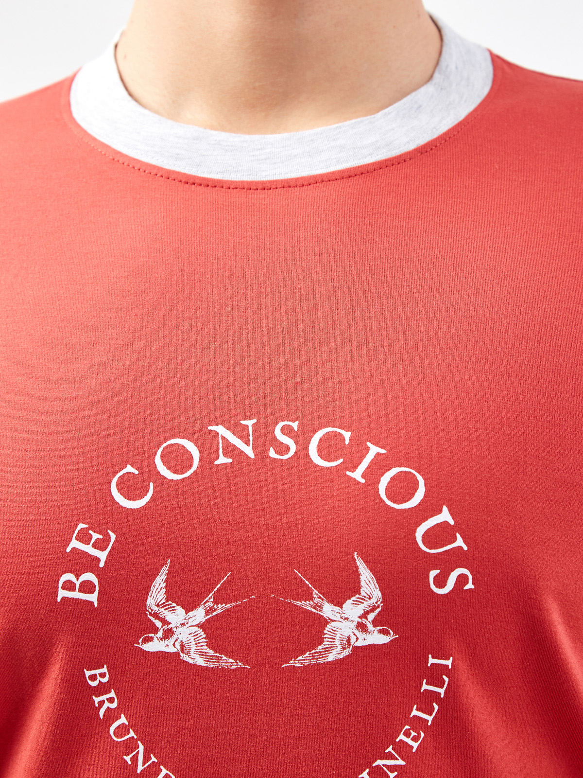 Хлопковая футболка с минималистичным принтом и контрастным кантом BRUNELLO CUCINELLI, цвет красный, размер 50;52;54;46 - фото 5