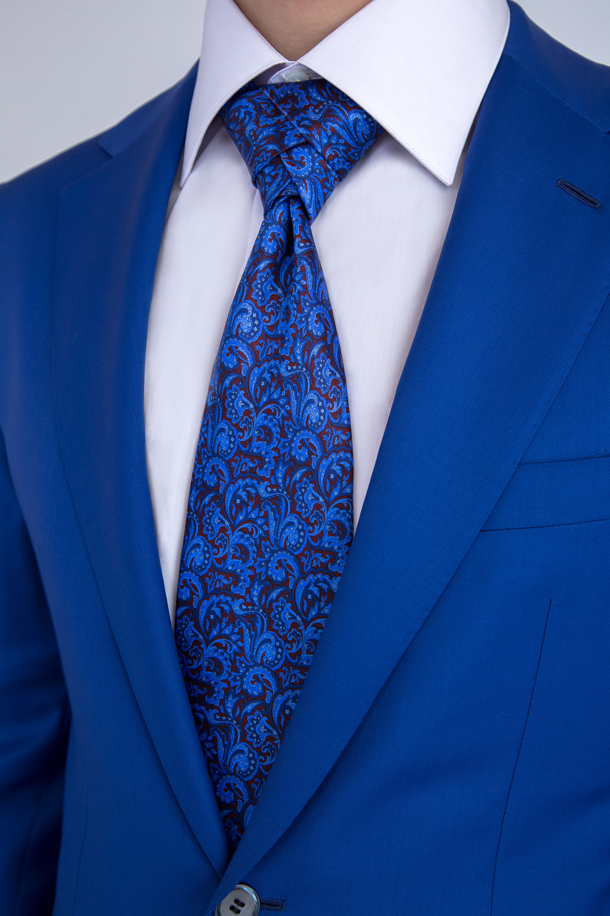 Синий мужской костюм и галстук к нему