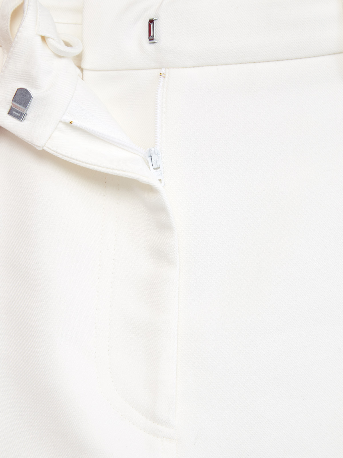 Саржевые шорты с объемными швами и литой символикой «V» VALENTINO, цвет белый, размер 38;42;40 - фото 7