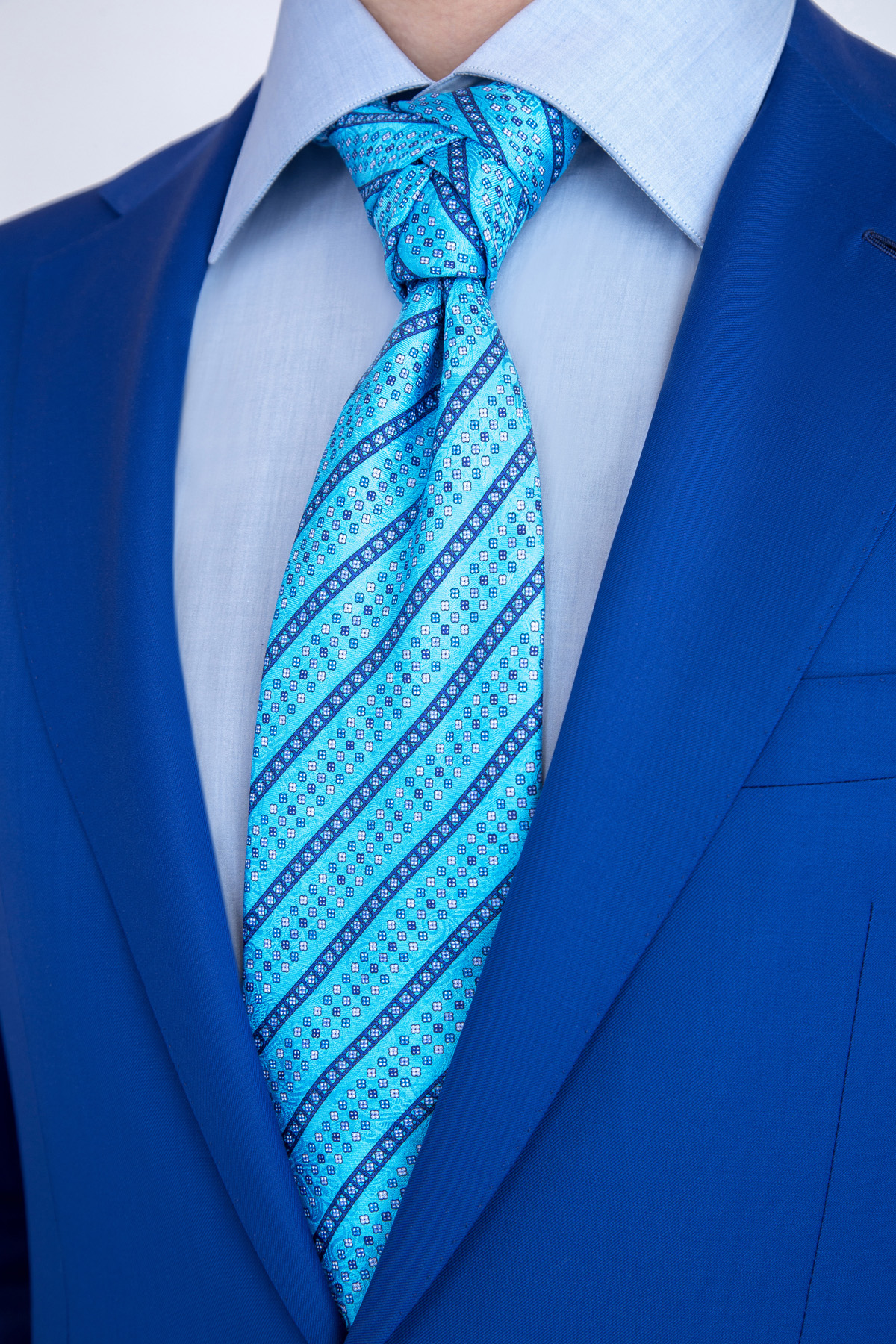Бирюзовый галстук с синим костюмом