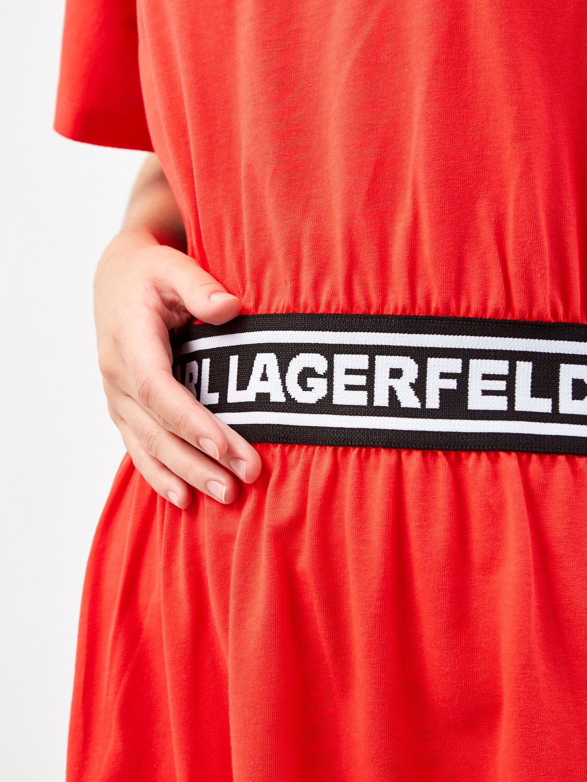 Хлопковое платье-футболка с эластичной отделкой на талии KARL LAGERFELD, цвет красный, размер M - фото 5