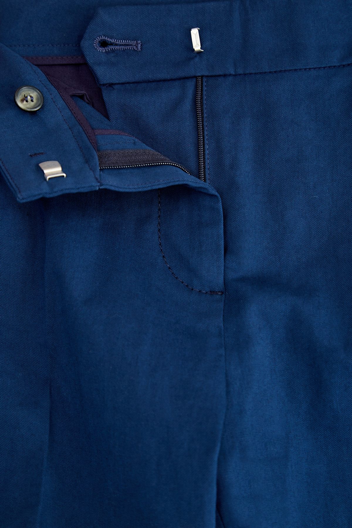 Укороченные брюки из денима с отворотами и фирменной символикой LORENA ANTONIAZZI, цвет синий, размер 42;44;46 - фото 5