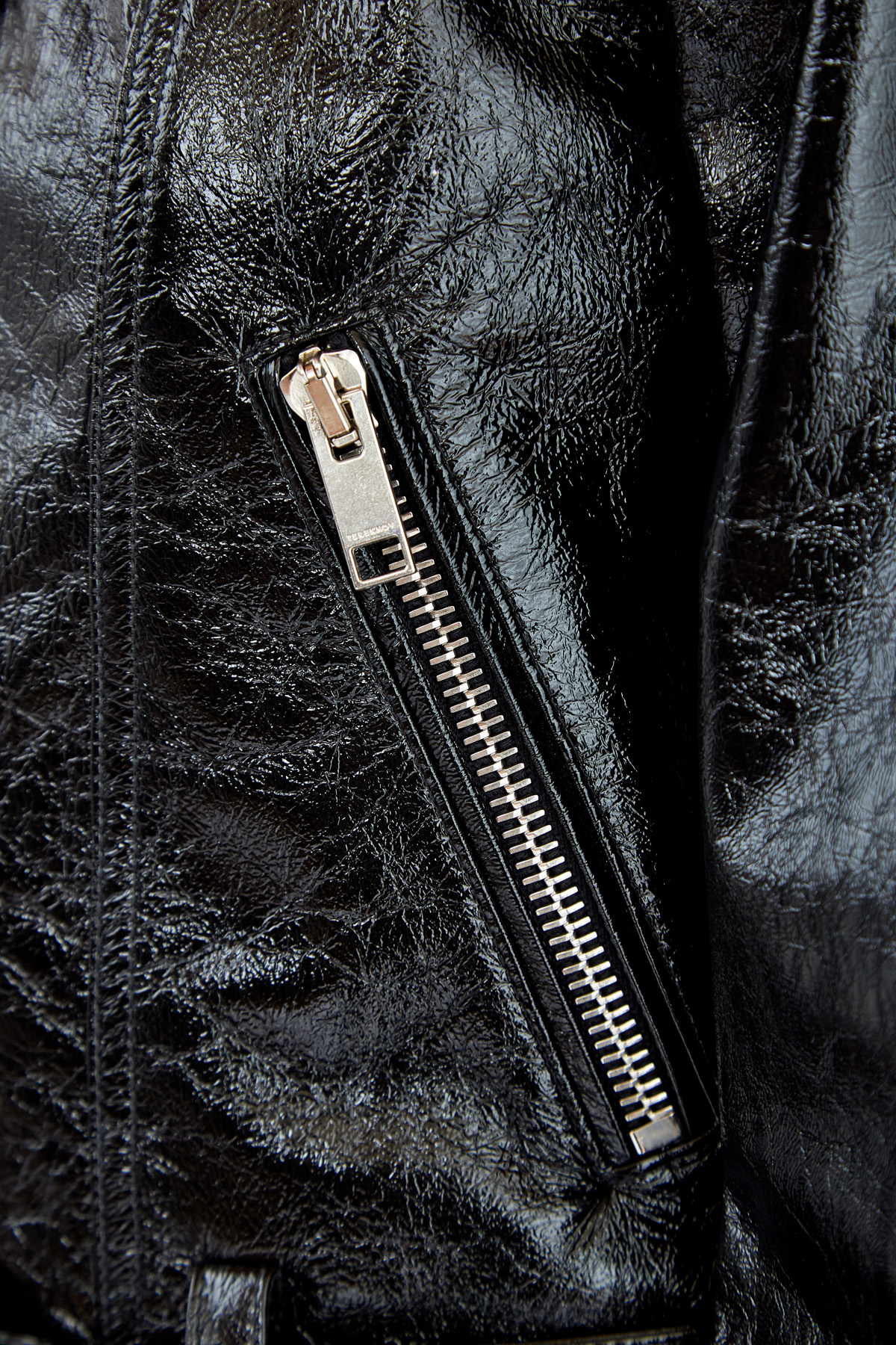 Кожаная куртка в байкерском стиле из лаковой кожи с эффектом кракле ALEXANDER TEREKHOV, цвет черный, размер 40;52 - фото 5