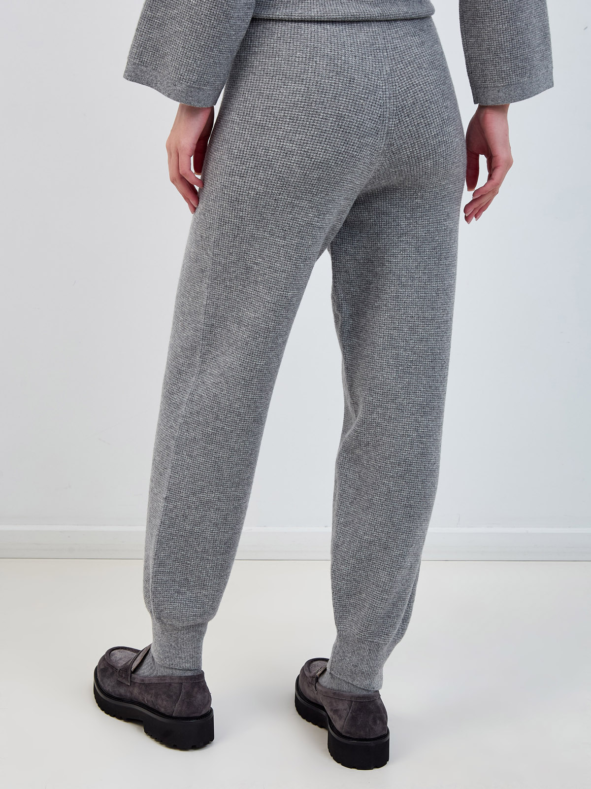 Вязаные джоггеры из шерсти, кашемира и шелка с кулиской Серый, фото 4