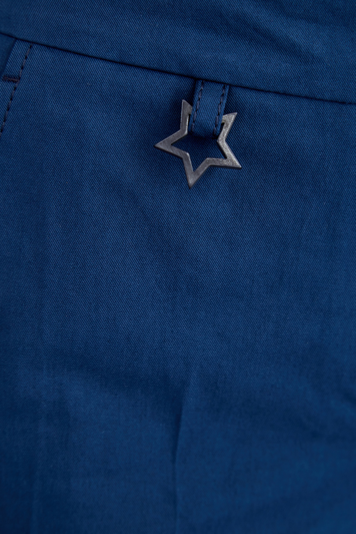 Укороченные брюки из денима с отворотами и фирменной символикой LORENA ANTONIAZZI, цвет синий, размер 42;44;46 - фото 6