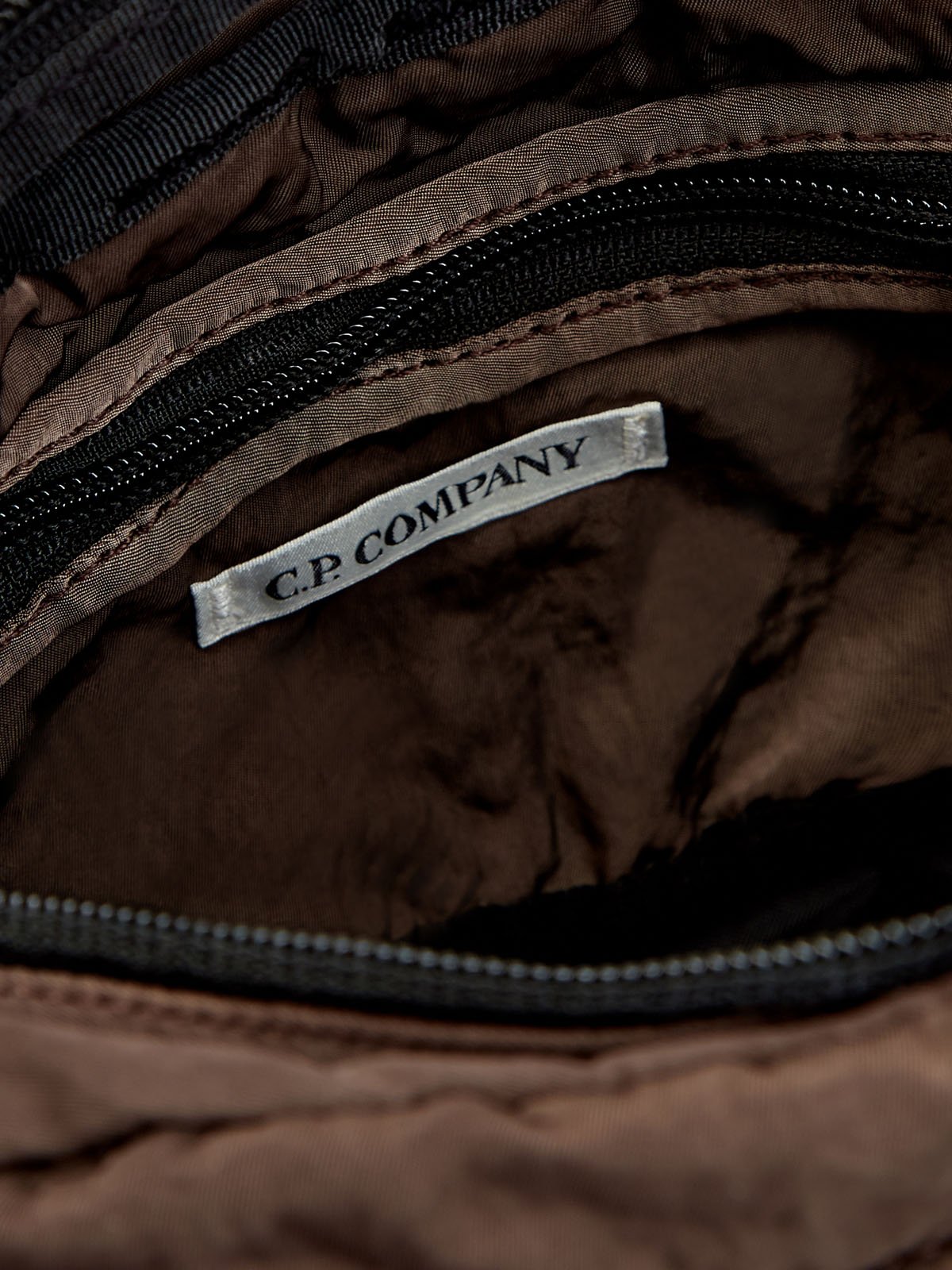 Окрашенная вручную сумка из материала Nylon B C.P.COMPANY, цвет коричневый, размер M;L;XL;2XL - фото 6