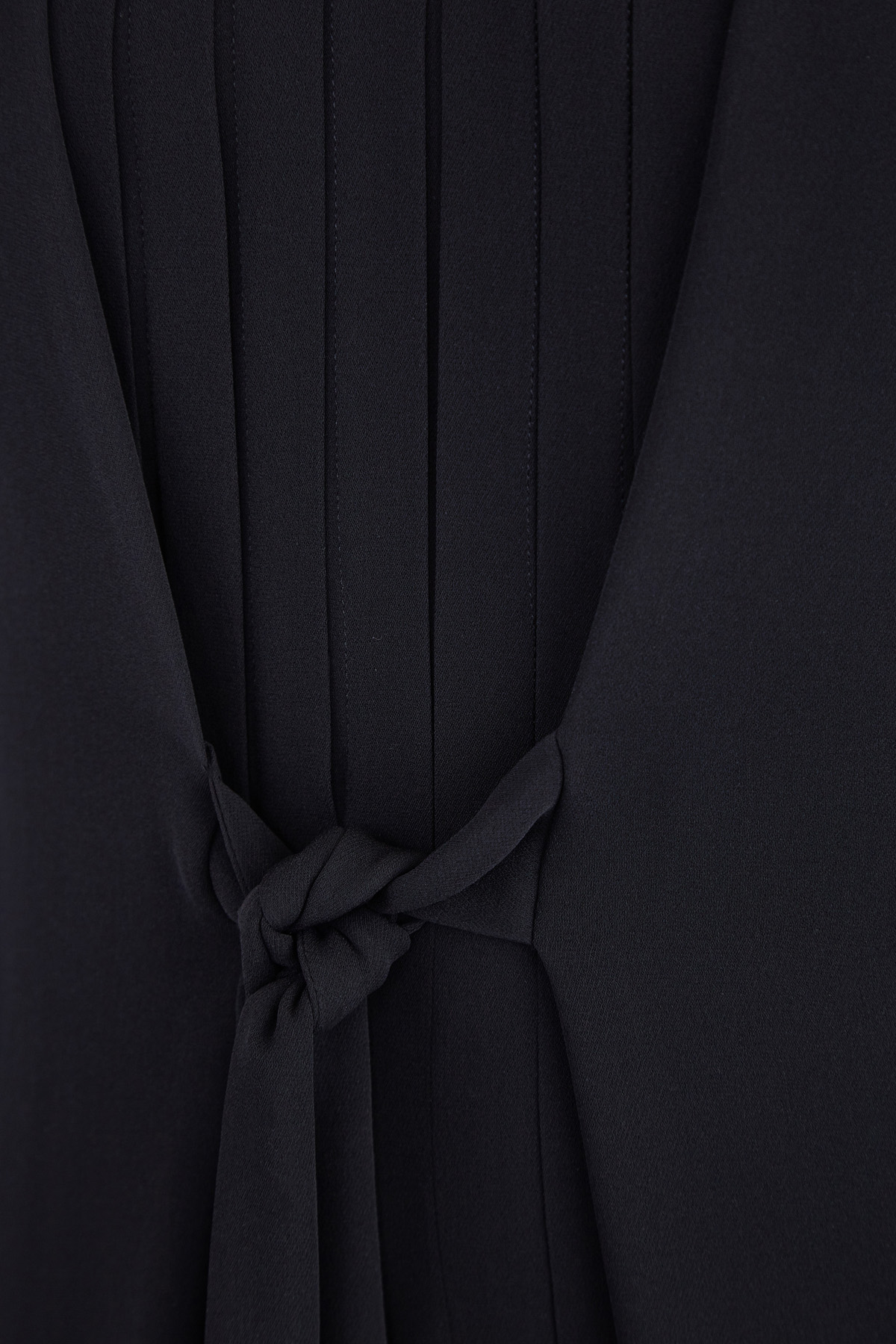 Плиссированное платье с верхним слоем-кейпом из гладкого шелка VALENTINO, цвет черный, размер 44 - фото 3