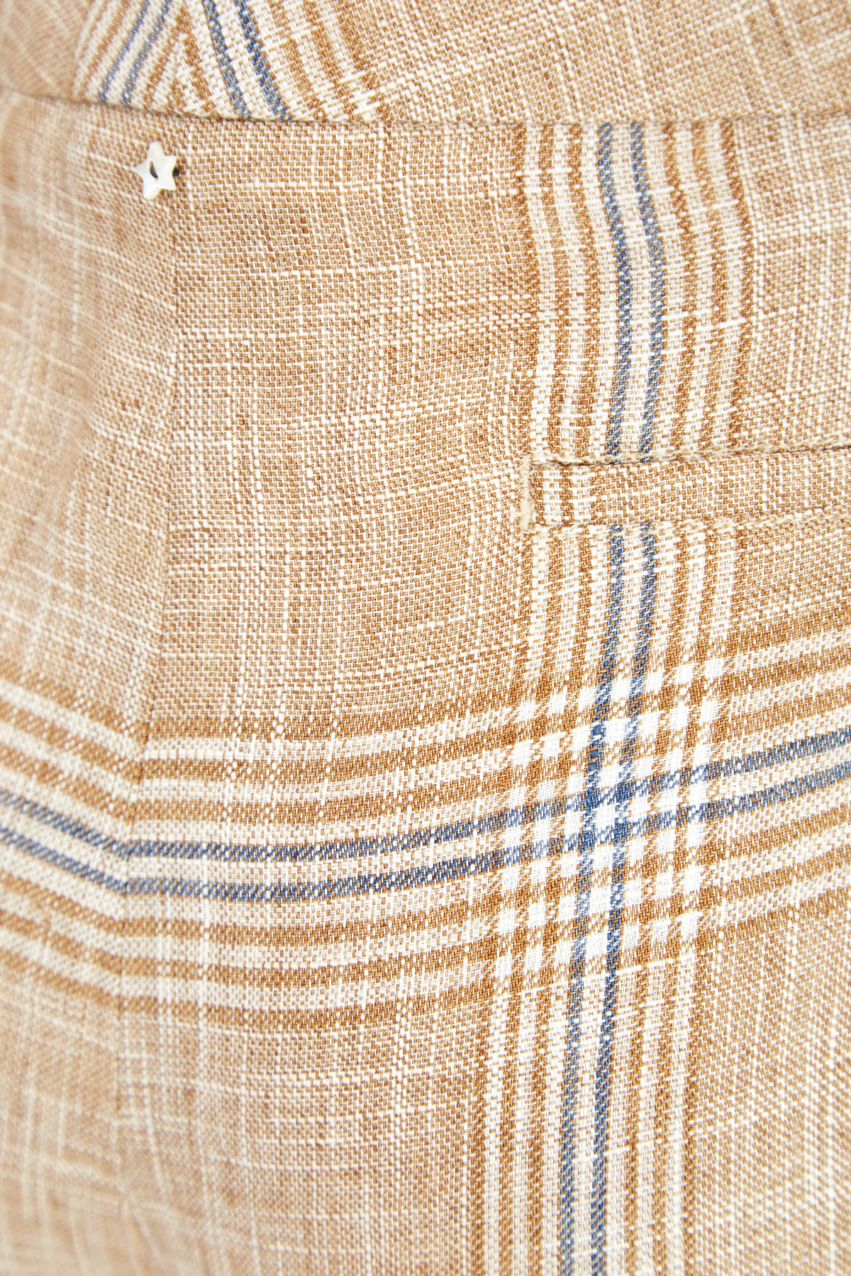 Укороченные льняные брюки с принтом в клетку и фирменной подвеской LORENA ANTONIAZZI, цвет бежевый, размер 46;48 - фото 4