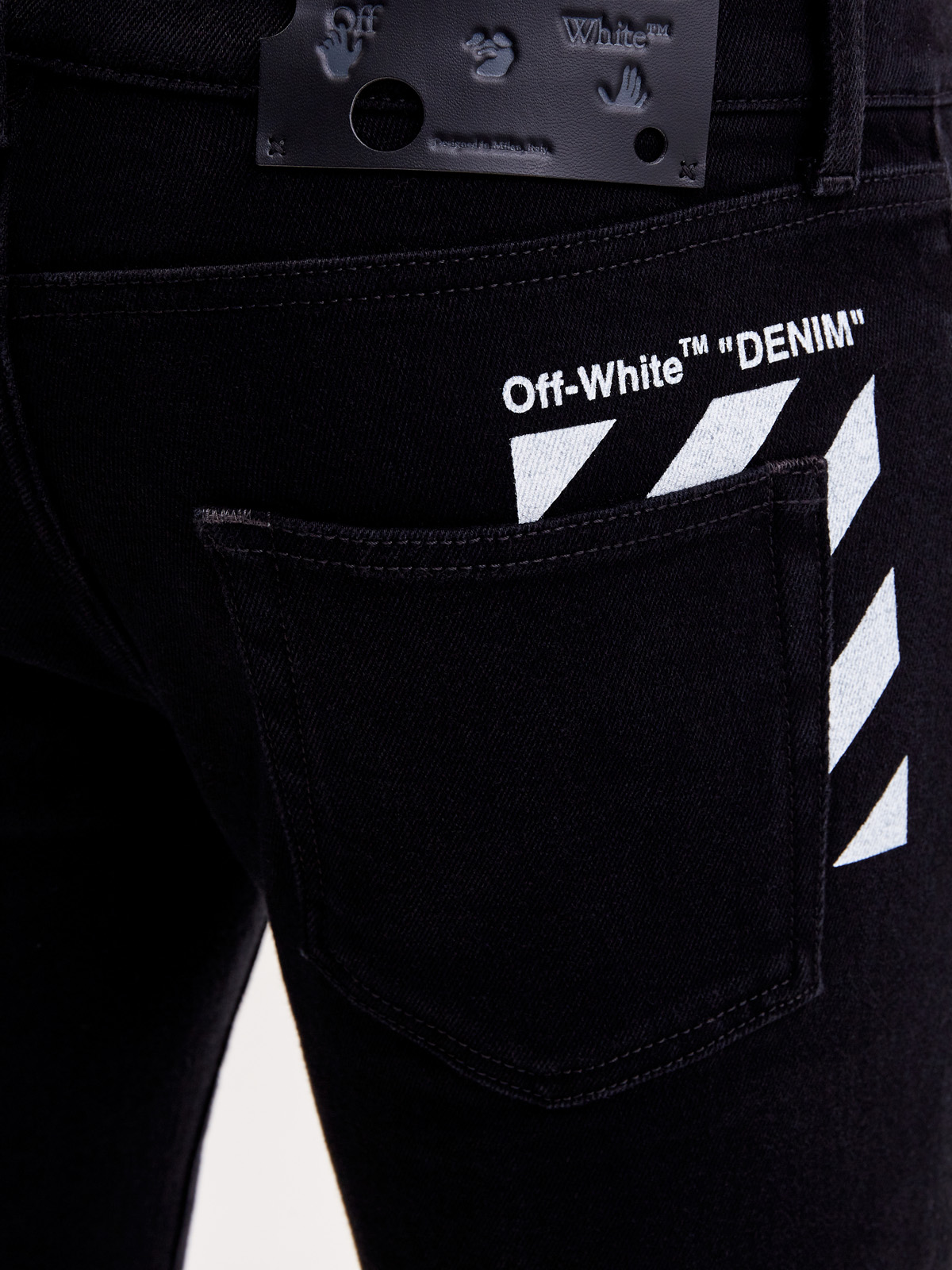 Черные джинсы-slim с контрастным диагональным принтом OFF-WHITE, цвет черный, размер 50;52;54 - фото 6