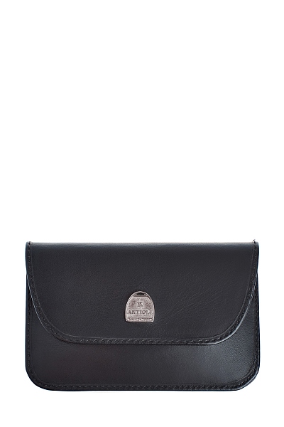 Кожаная ключница в&nbsp;черном цвете с&nbsp;литым логотипом бренда и&nbsp;карабином