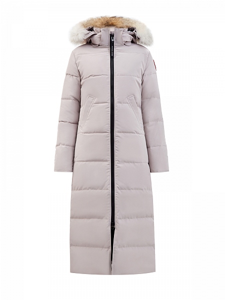 Удлиненный стеганый пуховик с отделкой из меха койота